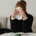 Τα οικονομικά προβλήματα «γερνούν» πολύ πιο νωρίς τον εγκέφαλο - Αποκαλυπτική έρευνα