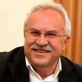 Ο πρώην βουλευτής του ΣΥΡΙΖΑ Δημήτρης Γάκης εισάγεται στο ΕΚΠΑ στα 70 του - Δηλώνει ότι ο αγώνας και η προσπάθεια είναι η καλύτερη φαρμακευτική αγωγή για όλους
