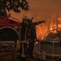 Περισσότεροι από 300.000 άνθρωποι εκκένωσαν περιοχές σε Γαλλία και Ισπανία, καθώς οι μεγάλες πυρκαγιές συνεχίζουν να μαίνονται.