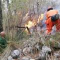 Πυροσβέστης στην Ιταλία σβήνει φωτιά στο βουνό
