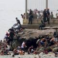 Μετανάστες από το Μαρόκο και την Αλγερία στη Θέουτα της Ισπανίας
