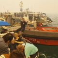 Δραματικές στιγμές στη Βοιωτία: Απεγκλωβίζεται κόσμος από την παραλία, με πλωτά μέσα η εκκένωση