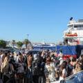 Ταξιδιώτες στο λιμάνι Πειραιά ετοιμάζονται να μπουν στο πλοίο
