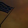 Πυκνός καπνός από τη φωτιά στη Βοιωτία έχει σκεπάσει τον ήλιο