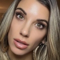 Κατέβασαν από το αεροπλάνο ευαγγελίστρια influencer γιατί τρόμαζε τους συνεπιβάτες της