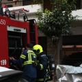 Πυροσβέστες πίσω από όχημα του Σώματος