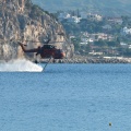 Πυροσβεστικό ελικόπτερο γεμίζει νερό από τη θάλασσα