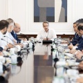 Διυπουργική σύσκεψη για τη στήριξη των πυρόπληκτων στο Μέγαρο Μαξίμου υπό τον Κυριάκο Μητσοτάκη