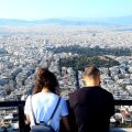 «Μένουν 6 ευρώ»: Γιατί η Αθήνα είναι μία από τις πιο δύσκολες πόλεις για να ζήσεις από τον μισθό σου 