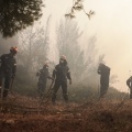 Πυροσβέστες σε σημείο με καπνό