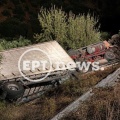 Φορτηγό με ρυμουλκούμενο πεσμένο ανάποδα σε πλαγιά