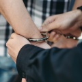 Άτομο με χειροπέδες