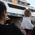 Η επιβατική κίνηση στο λιμάνι του Πειραιά παραμένει ιδιαίτερα αυξημένη, με χιλιάδες ταξιδιώτες να αναχωρούν για νησιωτικούς προορισμούς