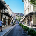 Ο Αύγουστος απομακρύνει από την πόλη ένα μεγάλο μέρος του συνηθισμένου της θορύβου. Στην ησυχία που μένει, μπορεί κανείς να ακούσει λίγο καλύτερα τον εαυτό του αλλά και όσα του λείπουν.