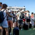 Αδειούχοι στο λιμάνι του Πειραιά ετοιμάζονται να φύγουν με πλοίο για τα νησιά ενόψει Δεκαπενταύγουστου