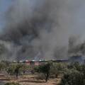 Καίγεται επιχείρηση στον Κουβαρά Αττικής