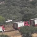 Πυροσβεστικά οχήματα σχηματίζουν «τείχος» στο βουνό για τη φωτιά στον Κουβαρά