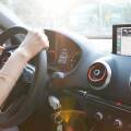 Νεαρή γυναίκα οδηγεί με GPS στο αυτοκίνητο
