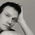 William Orbit (1956–2026): Η ζωή, ο ήχος και η κληρονομιά του παραγωγού που ένωσε την electronica με την pop, από τη Madonna μέχρι τους Blur