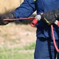 Πυροσβέστης κρατά μάνικα
