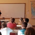 Εκπαιδευτικός και παιδιά μέσα σε σχολική αίθουσα