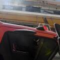 Πυροσβεστικό όχημα μπροστά σε κτίριο για τη φωτιά σε διαμέρισμα