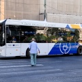 Πολίτες σε διάβαση ενώ περνά λεωφορείο