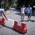 Πολίτες μπροστά από το σημείο όπου είχε απαγορευτεί η πρόσβαση στον Λόφο Λυκαβηττού