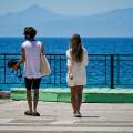 Λουόμενοι κατευθύνονται για μπάνιο σε μια από τις οργανωμένες παραλίες της Αττικής