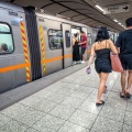 Πολίτες επιβιβάζονται σε συρμό του Μετρό