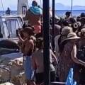 Κάτοικοι και επισκέπτες στη Σαλαμίνα απομακρύνονται με σκάφη από τις παραλίες