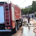 Πυροσβέστες σβήνουν τη φωτιά στη Σαλαμίνα, η οποία απειλεί κατοικίες