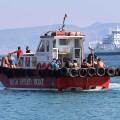 Κάτοικοι και επισκέπτες απομακρύνονται με σκάφη από παραλίες στη Σαλαμίνα