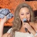 Η Λιβανέζα τραγουδίστρια Elissa αρνήθηκε να φορέσει παλαιστινιακή κεφίγια που της πέταξαν στη σκηνή θαυμαστές της