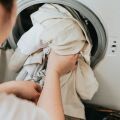Λεκέδες από αντηλιακό στα ρούχα: Πώς να τα καθαρίσετε εύκολα χωρίς να τα καταστρέψετε