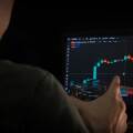 Επενδυτής παρακολουθεί την πορεία των crypto στην αγορά
