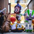 Παιχνίδια από την ταινία Toy Story και στο βάθος ένα παιδί με την ασπίδα του Captain America