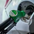 Υπάλληλος σε πρατήριο υγρών καυσίμων βάζει βενζίνη στο αυτοκίνητο
