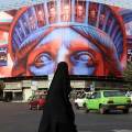 Γυναίκα στην Τεχεράνη περνά μπροστά από mural για τον αμερικανικό ιμπεριαλισμό
