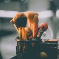 Πόσο συχνά πρέπει να καθαρίζουμε τα πινέλα μακιγιάζ για να αποφύγουμε βακτήρια και σπυράκια