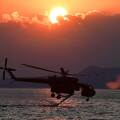 Ελικόπτερο παίρνει νερό από τη θάλασσα