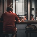 Άτομο που τρώει μόνο του σε χώρο εστίασης