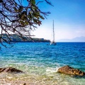 Ιστιοφόρο ανοιχτά παραλίας