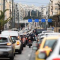 Αυτοκίνητα κολλημένα στην κίνηση στην άνοδο της Λ. Συγγρού