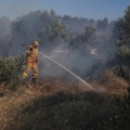 Πυροσβέστης επιχειρεί για την κατάσβεση φωτιάς