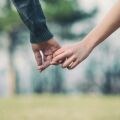 Η αληθινή δέσμευση στη σχέση αποδεικνύεται από τις καθημερινές πράξεις και τη συνέπεια, σύμφωνα με μελέτη ψυχολόγων για τις μακροχρόνιες σχέσεις