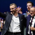 Ο κορυφαίος υποψήφιος Ούλριχ Ζίγκμουντ (αριστερά) και ο συμπρόεδρος του κόμματος και της κοινοβουλευτικής ομάδας Τίνο Χρούπαλλα κάνουν χειρονομίες κατά τη διάρκεια της εκλογικής διαδικασίας του ακροδεξιού κόμματος Εναλλακτική για τη Γερμανία (AfD) μετά τις εκλογές στο κρατίδιο της Σαξονίας-Άνχαλτ