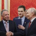 Ο Βλαντίμιρ Πούτιν υποδέχθηκε στη Μόσχα τους Αμερικανούς απεσταλμένους Τζάρεντ Κούσνερ και Στιβ Γουίτκοφ για ειρηνευτικές συνομιλίες - Επόμενος σταθμός το Κίεβο