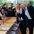 Γερμανία: Το ακροδεξιό AfD πέτυχε ιστορική νίκη στη Σαξονία-Άνχαλτ με 43,8% και ζητά συνεργασίες για να κυβερνήσει, προκαλώντας σοκ στο πολιτικό σκηνικό.