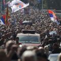 Κηδεύτηκε στο Βελιγράδι ο καταδικασμένος για εγκλήματα πολέμου Ράτκο Μλάντιτς, προκαλώντας την έντονη αντίδραση της ΕΕ και πολιτικό διχασμό στη Σερβία.